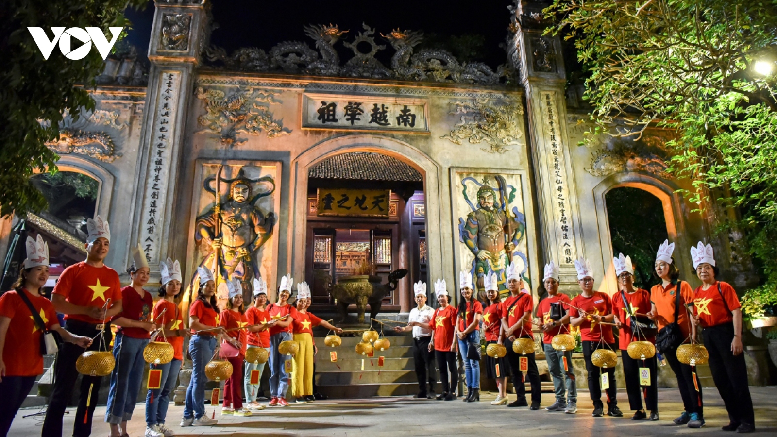 Hung Kings Temple complex welcomes tourists at night